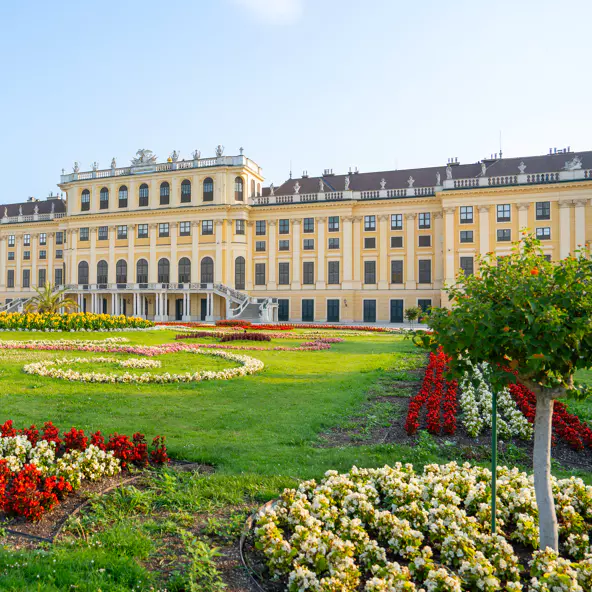 Schloss-Schoenbrunn-Blumengarten_Oesterreich-Werbung_Christian-Kremser